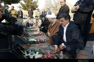 غبارروبی و عطرافشانی گلزار شهدای تویسرکان