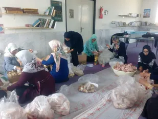 توزیع بیش از ۴۰ بسته معیشتی در روستای فرومد میامی+عکس