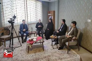 دیدار مدیرکل صداوسیمای فارس با خانواده شهیده کرباسی بانوی شیرازی جبهه مقاومت