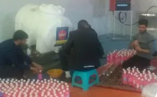 آماده&zwnj;سازی بسته&zwnj;های محلول ضدعفونی کننده در روستای ویست خوانسار