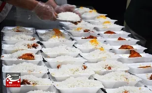 طبخ و توزیع بیش از هفت هزار وعده غذای گرم بین عزاداران حسینی در تایباد