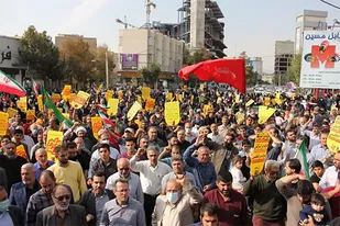 خروش نمازگزاران کرجی در محکومیت حمله تروریستی به حرم شاهچراغ شیراز