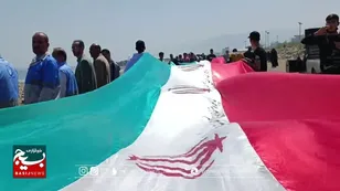 فیلم/ تشکیل زنجیره انسانی در سواحل شهرستان چالوس
