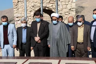 ادای احترام معاون رئیس جمهور و رئیس بنیاد شهید و امور ایثارگران به شهدای استان فارس