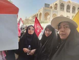 حضور بسیجیان حوزه حضرت ام البنین  س شهر محمدیه در مراسم وداع  وتشییع رهبر شهید