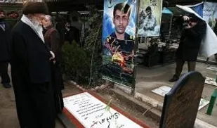 حضور رهبر معظم انقلاب برمزار شهید مدافع حرم لشکرعملیاتی27 حضرت محمدرسول الله(ص)