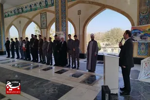 غبارروبی و عطر افشانی مزار مطهر شهدای فامنین به مناسبت هفته دفاع مقدس