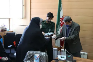 تجلیل از فرهنگیان فعال در کارگاه های تولید ماسک