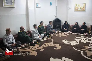 دیدار مسئولان دشتستان با خانواده شهید علی حیدری به مناسبت هفته دفاع مقدس
