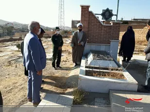 غبارروبی مزار شهدای روستای ساق توسط بسیجیان حوزه شهید بهشتی سپاه ناحیه زاوه