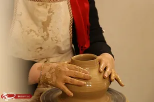 زن اردبیلی ماهرترین زن سفالگر جهان شد