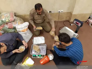 آماده سازی ۱۱۰ بسته مواد غذایی جهت توزیع میان نیازمندان به همت حوزه ۱۲ حضرت بقیه الله (عج) ناحیه امام صادق (ع)