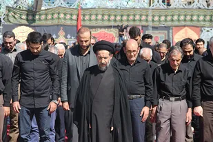 نماز ظهر تاسوعا در میدان امام حسین (ع)