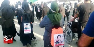 همراهی زائران سبزواری در مسیر پیاده روی اربعین حسینی با "شهید خوش غیرت"  + عکس و فیلم