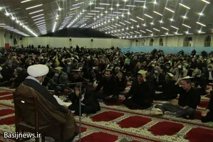 حال و هوای زیبای مومنان و روزه&zwnj;داران نهاوندی در آخرین شب از لیالی قدر
