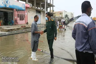 کمک رسانی بسیجیان به سیل زدگان در کنارک