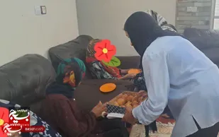 گروه جهادی محبان حسین در سرای سالمندان زاهدان حضور یافتند و لبخند را بر لبان مادران سالمند نشاندند