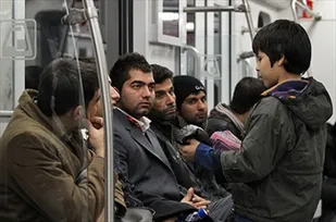 مسئولان با معضل دستفروشی مقابله جدی کنند