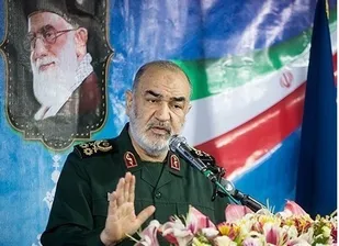 دشمنان مردم ایران را زمین&zwnj;گیر کرده&zwnj;ایم/در هوا، زمین و دریا مقابل دشمنان صف به صف ایستاده&zwnj;ایم