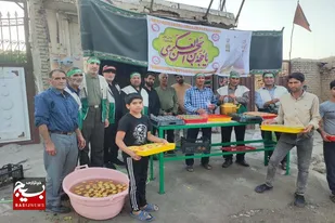 توزیع نذری توسط بسیجیان و خادمیاران رضوی در روستای تکه نهاوند