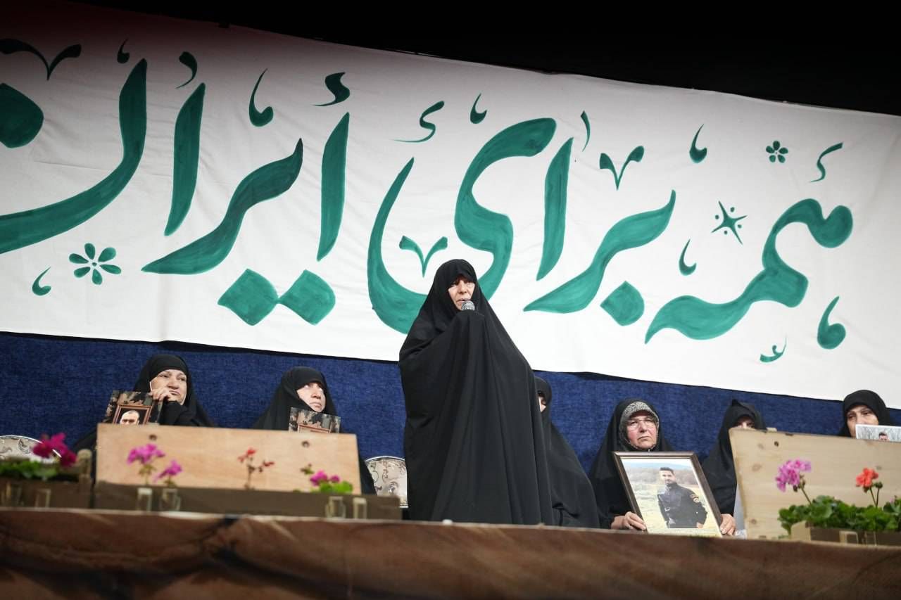 امنیتِ این سرزمین، وامدار دستانی‌ست که فرزندانشان را به راهِ ایران سپردند/  قامتِ فرماندهی که به نمایندگی از مردم ایران، پیشِ مادران شهدا خم شد