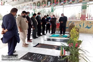 دکتر بسیجی و جهادگر زاهدانی دو نشان مدال افتخار از دست پدران شهدا دریافت کرد