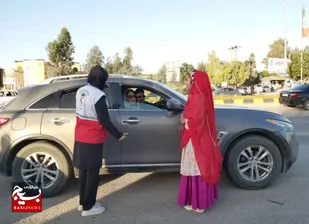 ارائه خدمت اعضای جوانان هلال احمر  با لباس محلی در پست نوروزی مسجدسلیمان