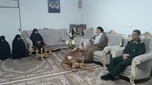 دیدار فرمانده سپاه بیت المقدس و نماینده، ولی فقیه در کردستان با خانواد &laquo;شهید سلیمی&raquo;