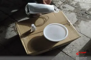 توزیع ٢٠ بسته معیشتی بین خانواده نیازمند درگیر ویروس منحوس کرونا در محلات حاشیه زاهدان