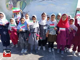 اهتزاز پرچم جمهوری اسلامی ایران در مدارس میرجاوه با محوریت جامعه زنان بسیج