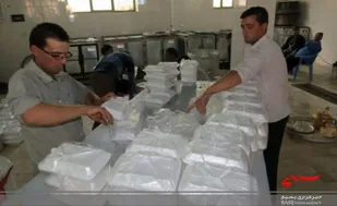 پخت بیش از 4000 هزار پرس غذای گرم در شهرستان طرقبه شاندیز و توزیع آن میان نیازمندان