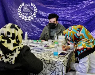 جهادگران سلامت گروه جهادی مشکات داوطلبانه خدمات رايگان ارائه مي كنند