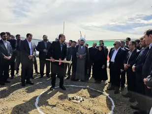 کلنگ احداث نیروگاه خورشیدی در دانشگاه بناب زمین زده شد