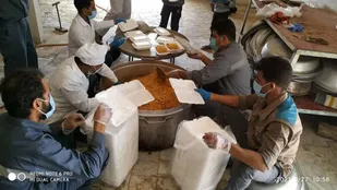 خوسف/پخت و توزیع غذای گرم بین اهالی روستاهای بخش ماژان خوسف بمناسبت اربعین آقا اباعبدالله الحسین(ع)