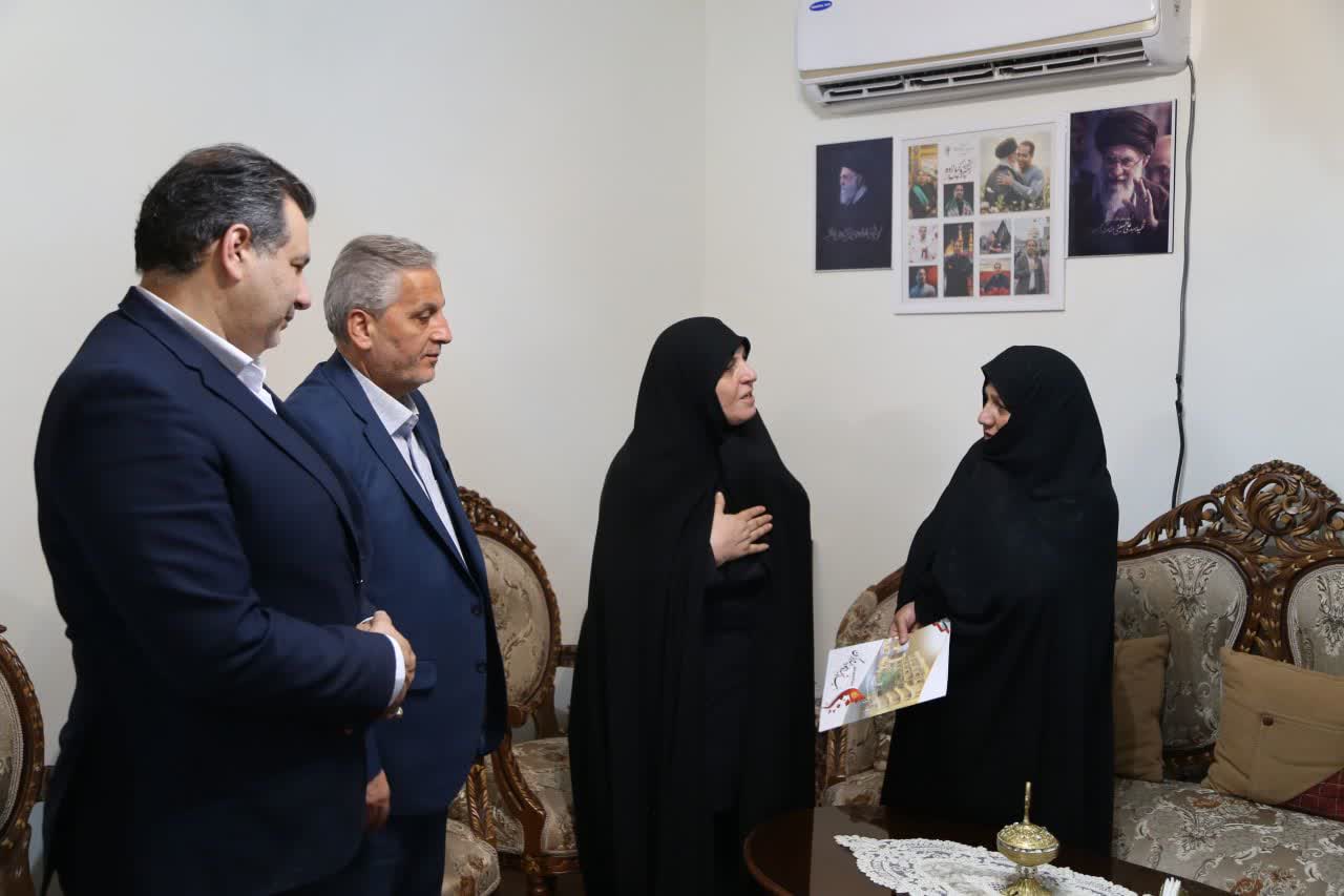 دیدار معاون بنیاد شهید کشور با خانواده شهدا و جانبازان در آذربایجان‌شرقی