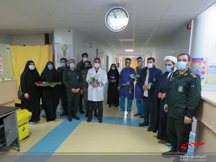 اهداء پرچم متبرک به حرم حضرت زینب (س) به مدافعان سلامت