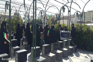 غبارروبی و عطرافشانی مزار مطهر شهدا توسط بسیجیان همدان