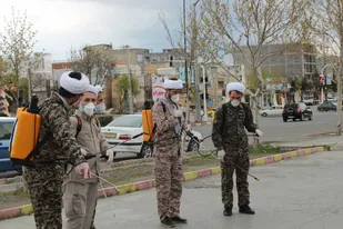 اهدای خون و حضور در بیمارستان اقدام طلاب بسیجی در مبارزه با کرونا است