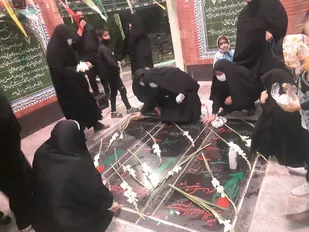 غبارروبی قبور شهدای گمنام به مناسبت هفته دفاع مقدس