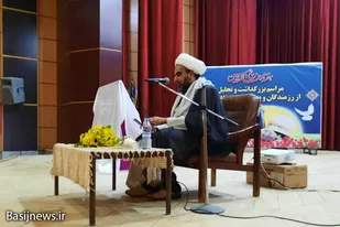باید از بزرگان جبهه و جنگ درس انسان سازی یاد بگیریم