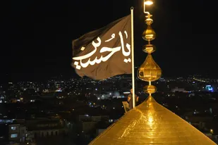 پرچم سیاه بر گنبد طلایی حسینیه اعظم زنجان نصب شد