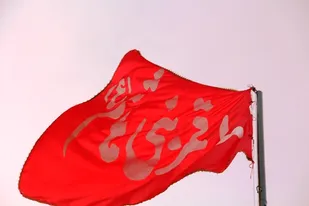 اهتزاز پرچم متبرک در میدان قمربنی هاشم(ع) شهرکرد