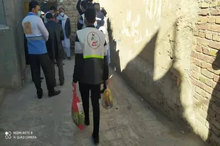 توزیع بسته های معیشتی بین افراد آسیب دیده از کرونا