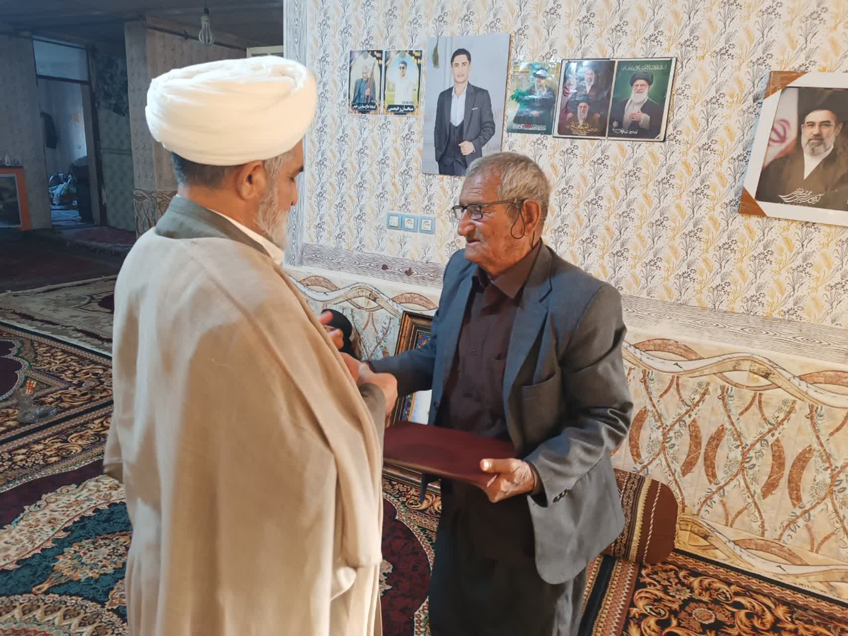 دیدار و تجلیل مسئول دفتر نمایندگی ولی فقیه در سپاه فتح از خانواده شهدا