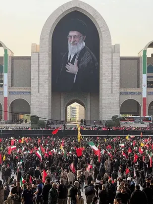 از راه دور آمدیم برای انتقام خون رهبر شهید/ برای ما جمهوری اسلامی ایران حرم است