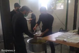 توزیع غذای نذری توسط حوزه شهید خادم پر همدان