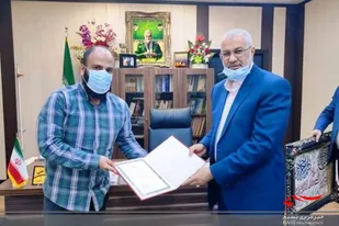 فرماندار اهواز ازکارگردان برتر چهلمین جشنواره تئاتر فجر تقدیر کرد