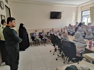 تجلیل و تکریم دانش آموزان بسیجی از نیروهای کلانتری اورین
