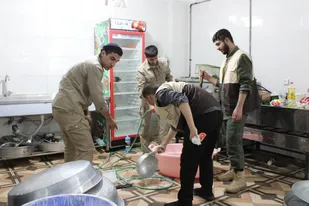 طبخ و توزیع 350 پرس غذای گرم بین گروه های جهادی فاطمی در یاسوج