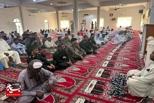 حضورفرمانده ناحیه مقاومت بسیج  و بسیجیان شهرستان دشتیاری در نماز جمعه به مناسبت هفته بسیج